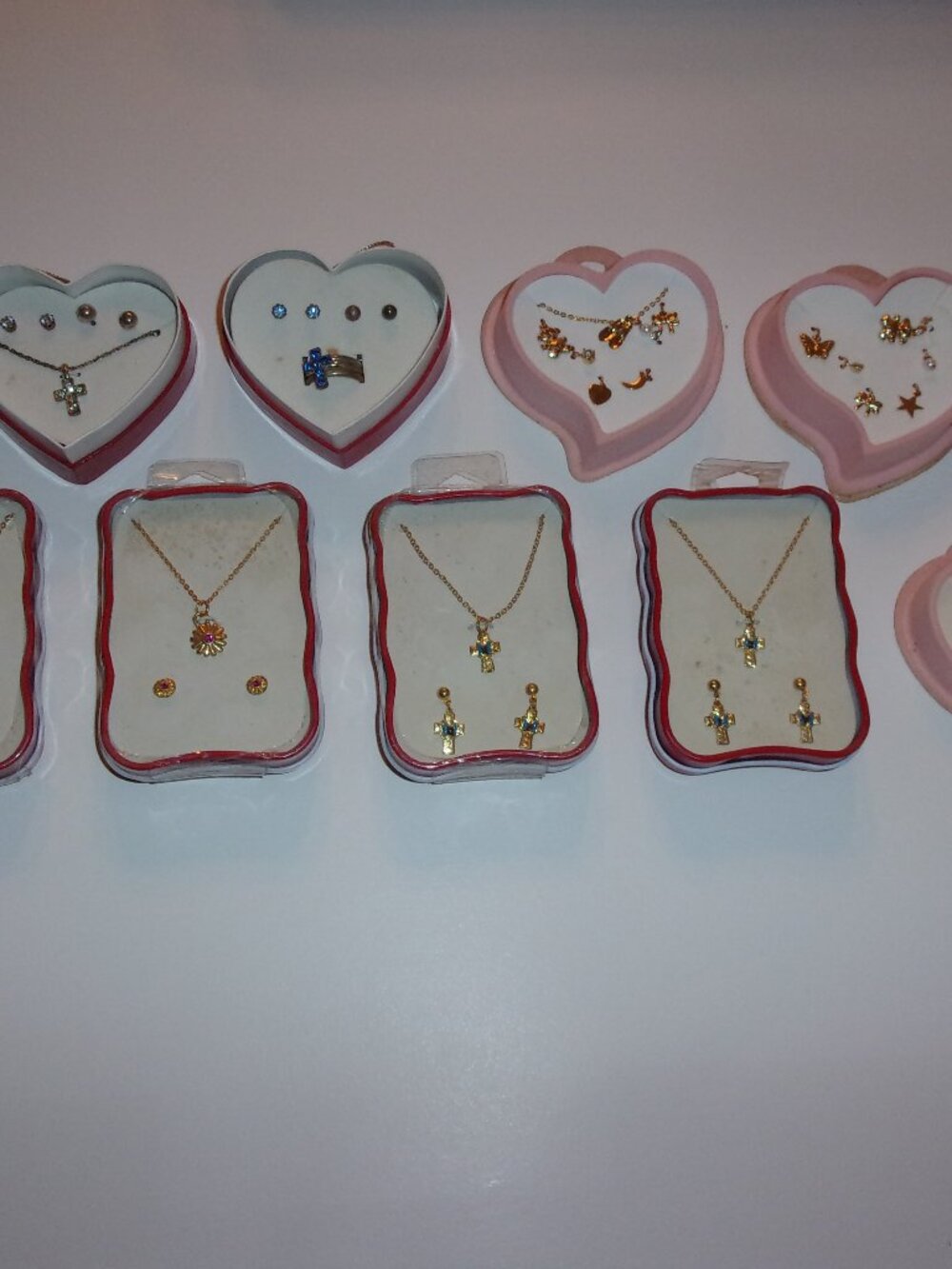 ASSORTMENT OF YOUNG GIRLS NECKLACES AND EARRINGS IN ORIGINAL PACKAGING
